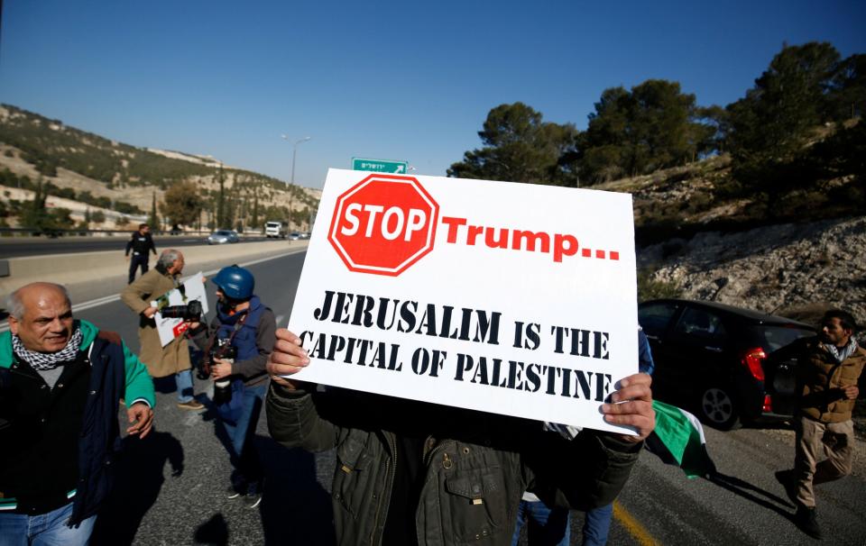 <p>Un grupo de palestinos se manifiestan contra Trump cerca del acercamiento judío de Maale Adumim. En las pancartas mensaje contra la intención de Trump de abrir una embajada en Jerusalén. “Jerusalén es la capital de Palestina”. REUTERS/Mohamad Torokman </p>