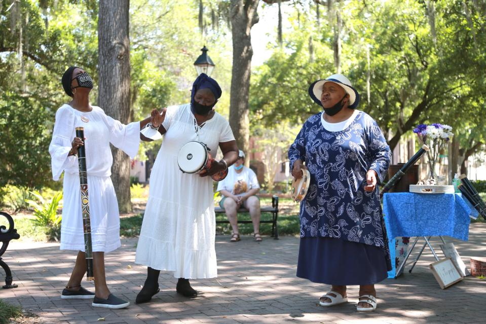 Patt Gunn, center, performs with the Saltwata Players at Calhoun Square.