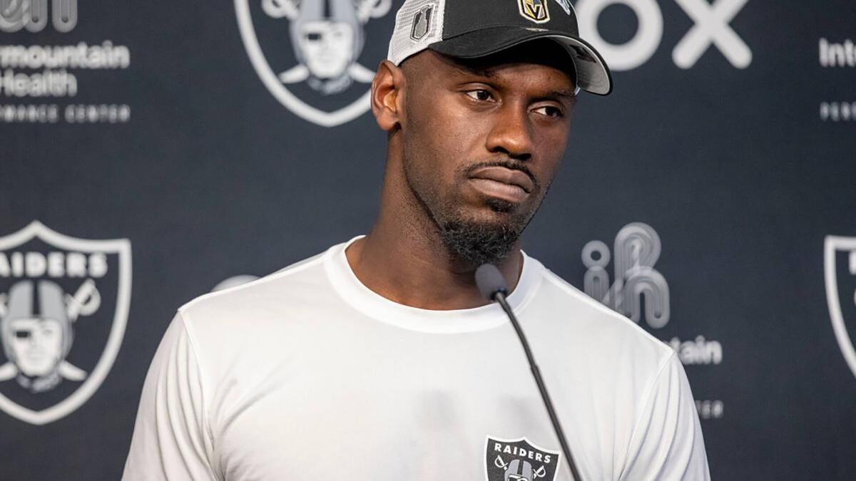 Chandler Jones persistently voices social media criticism towards the Raiders