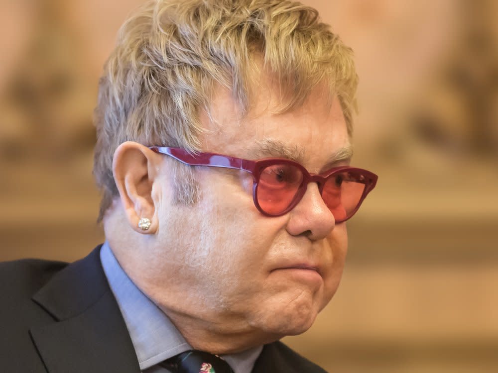 Elton John befürchtet, dass bei Twitter Falschinformationen künftig "ungehindert gedeihen". (Bild: Drop of Light/Shutterstock.com)