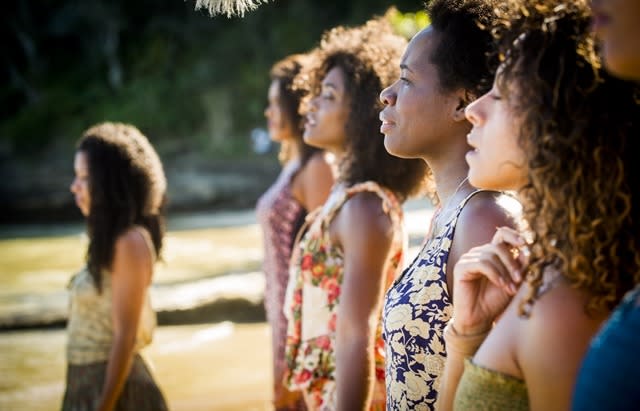 O núcleo das personagens caiçaras é, como não poderia deixar de ser, bem casual. A informalidade e a vida perto da natureza se revelam em maquiagem quase zero, pele bem bronzeada e cabelos ao natural, levados pelo balanço do vento. (Foto: Globo/João Miguel Júnior)