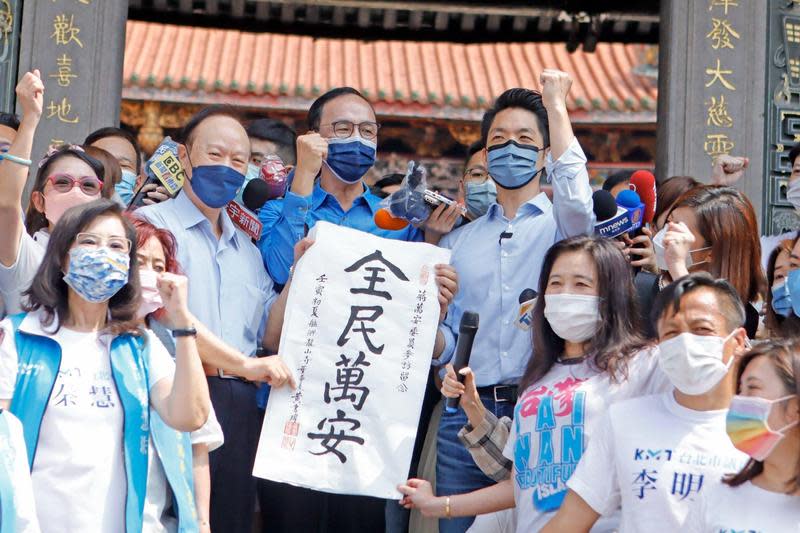 朱立倫今天陪同蔣萬安參拜龍山寺，他在接受媒體聯訪時反酸強調，在台北市不要特別強調年紀，「這樣似乎對陳時中很不公平」。（翻攝自蔣萬安臉書）