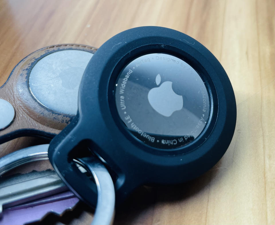 La AirTag de Apple es uno de los populares dispositivos que ayudan a la gente a encontrar sus llaves u otros objetos. También está diseñado «para desalentar el rastreo no deseado  (South Florida Sun Sentinel/Tribune News Service via Getty Images)