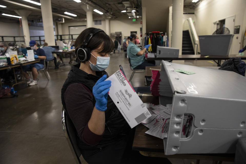 Le immagini delle procedure per il "mail voting", cioè la possibilità di votare attraverso un documento inviato via posta, modalità scelta da milioni di americani vista la pandemia. Per lo spoglio, potrebbero volerci giorni (Ap Photo)