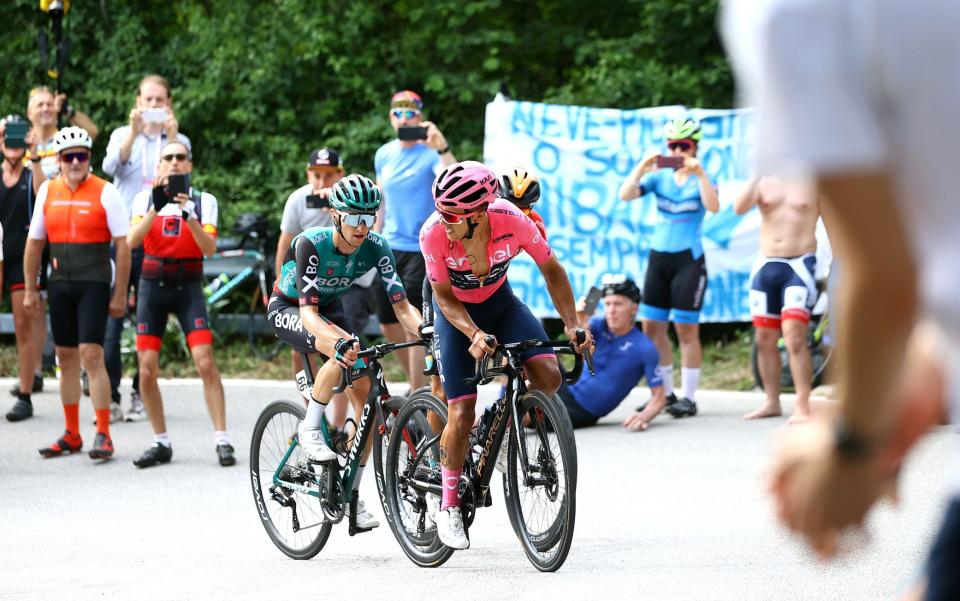 Richard Carapaz, Jai Hindley and Mikel Landa - giro ditalia 2022 live stage 20 cycling updates results race latest results - GETTY IMAGES