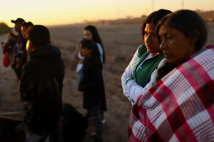 Migrantes que buscan aislo en Estados Unidos observan desde la orilla del río Bravo a los agentes de la patrulla fronteriza, desde el lado de Ciudad Juárez., México. Septiembre 28, 2023. REUTERS/Jose Luis Gonzalez