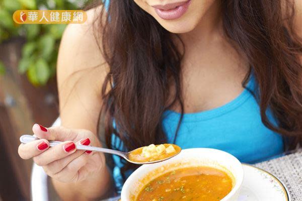 林瑞媛營養師表示，一般健康人較適合「西餐」的湯品飲食順序，也就是餐前喝湯的習慣。