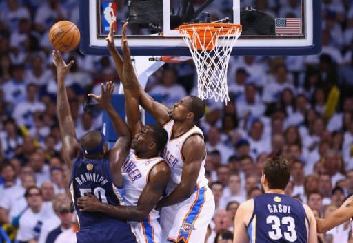 Marc Gasol mira cómo Zach Randolph lanza a canasta ante la oposición de Perkins (junto a él) e Ibaka, durante el partido del miércoles por la noche en Oklahoma City. Los Miami Heat y los Memphis Grizzlies del pívot español Marc Gasol sellaron su pase a las finales de sus respectivas conferencias de la NBA, tras ganar sus eliminatorias de 'playoffs' a los Chicago Bulls y los Oklahoma City Thunder. (AFP/Getty Images | Ronald Martínez)