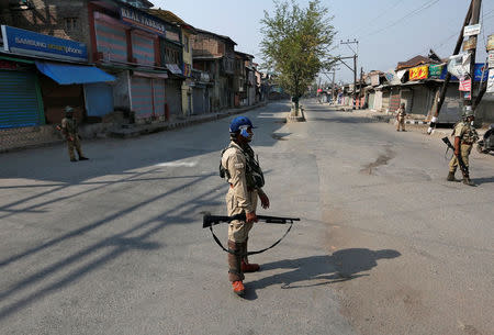 Indian policemen stand guard in a deserted street during a curfew in Srinagar September 30, 2016. REUTERS/Danish Ismail