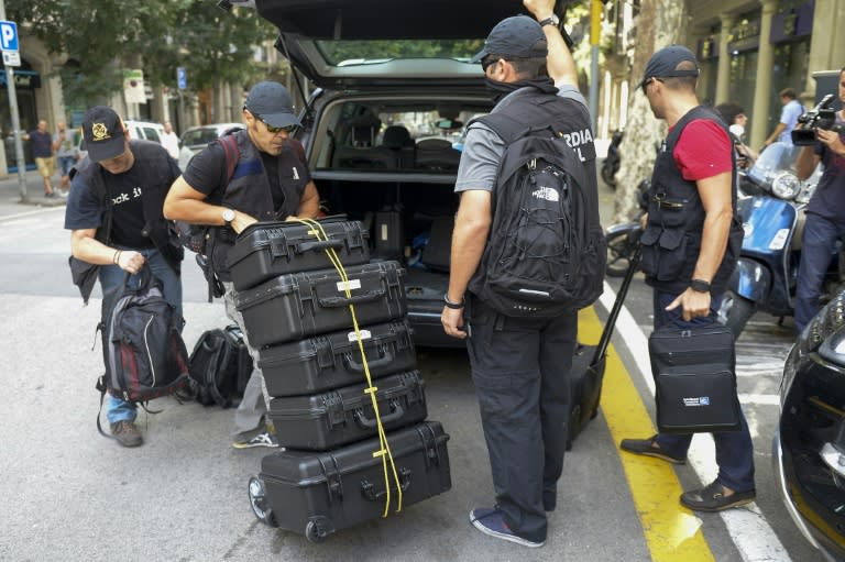 Spanish policemen raid the headquarters of a foundation belonging to Catalonia's ruling separatist CDC (Convergencia Democratica Catalunya) in Barcelona on August 28, 2015