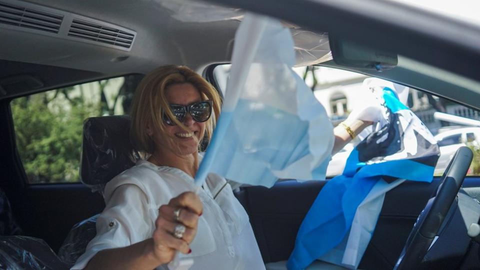 Mujer partidaria de Luis Lacalle en un auto en Montevideo, Uruguay