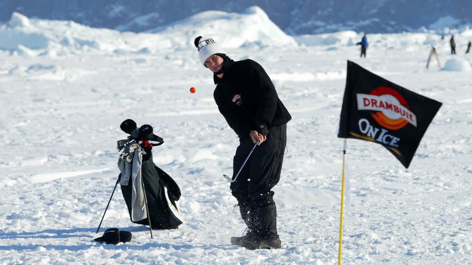 Jack O'Keefe of USA in action during the 2002 Drambuie World Ice Golf Championships in Uummannaq, Greenland. - Alex Livesey/Getty Images