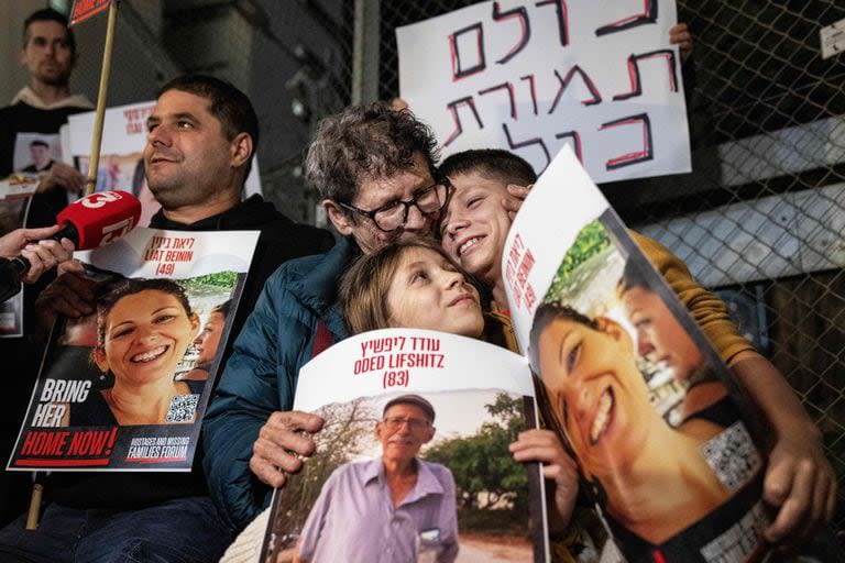 La rehén israelí liberada Yocheved Lifshitz, de 85 años, participa en una protesta con sus familiares ante el Ministerio de Defensa en Tel Aviv el 28 de noviembre de 2023.