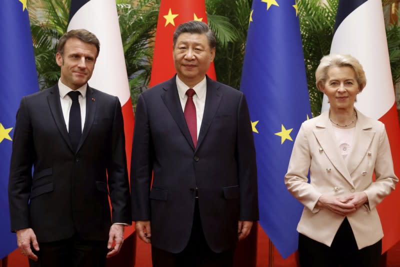 2023年4月，法國總統馬克宏與歐盟執委會主席馮德萊恩訪問北京，會晤中國國家主席習近平。（美聯社）