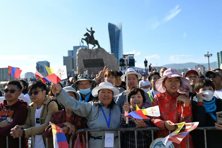 Well-wishers wave Vatican and Mongolia flags to welcome Pope Francis in Ulaanbaatar (Pedro PARDO)