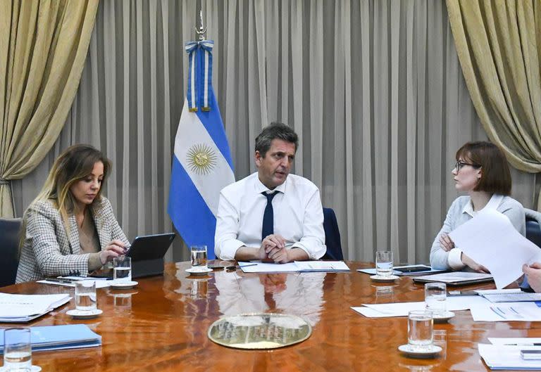 El ministro de Economía, Sergio Massa, con la secretaria de Energía, Flavia Royón, y su par de Minería, Fernanda Ávila