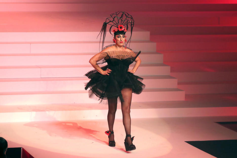 Rossy de Palma a également fait sensation avec cette tenue très spéciale, au dernier défilé de Jean-Paul Gaultier.