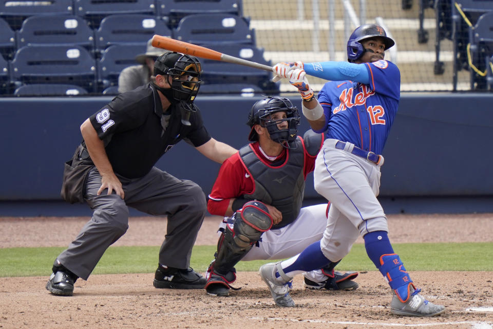Francisco Lindor (12) de los Mets de Nueva York conecta un jonrón ante los Nacionales de Washington en un juego de pretemporada, el domingo 21 de marzo de 2021, en West Palm Beach, Florida. (AP Foto/Lynne Sladky)