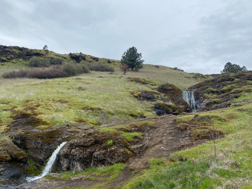 Little Maui Falls along the east side of the Coyote Wall Loop.