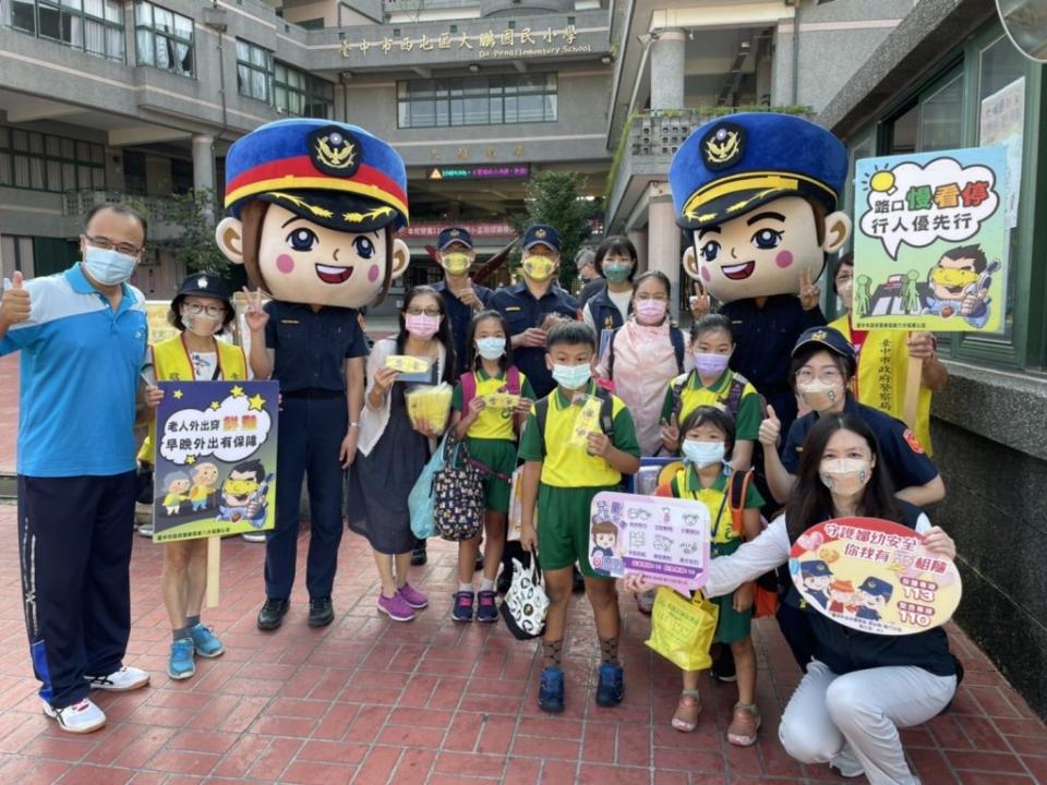 台中市警局執行「護童勤務」，編排交通疏導並輔以守望、線上巡邏等勤務。（記者徐義雄攝）