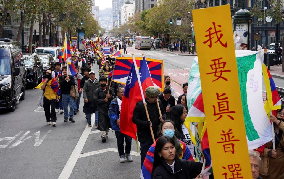 2023年11月15日，大批來自中國、香港的人士在舊金山APEC會場外示威，抗議習近平與中共政權。路透社