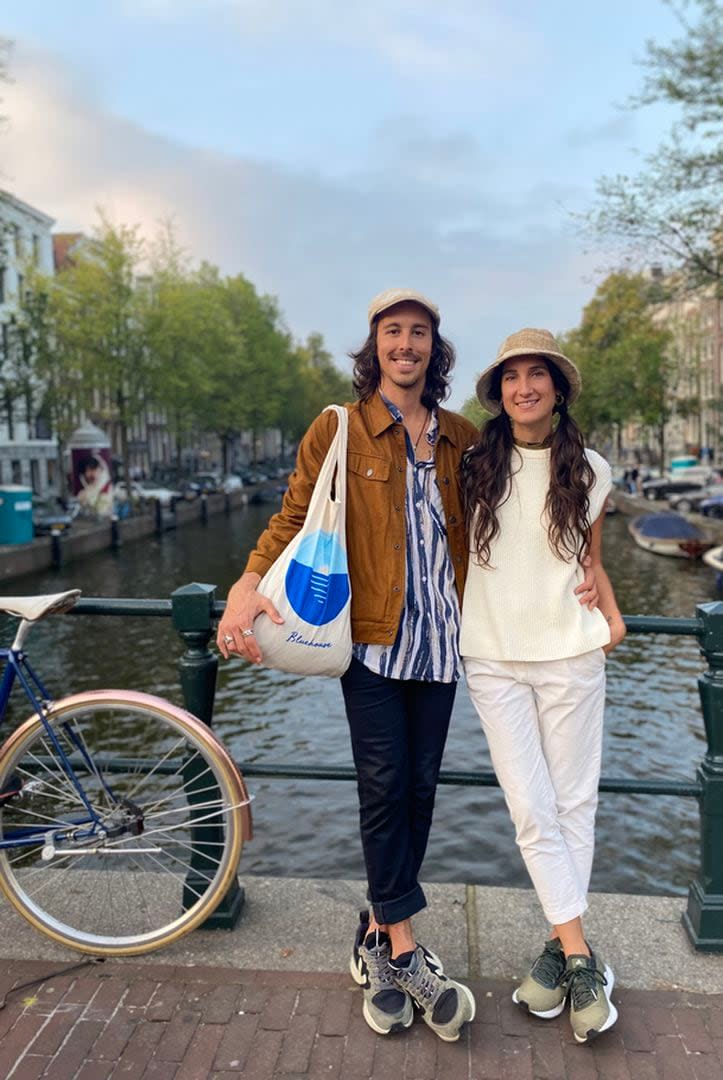 Lucas Corrado junto a su novia y socia, en Ámsterdam
