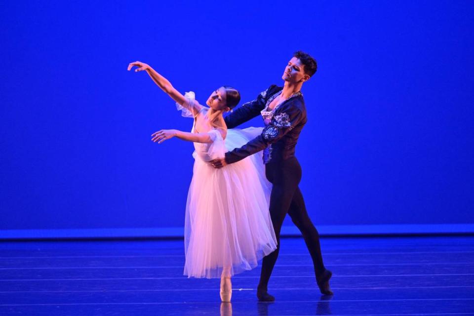 Nicole Nathalie Duque y Andrés Felipe Vargas (Incolballet, Colombia), en el Pas de Deux del segundo acto de “Giselle”. 