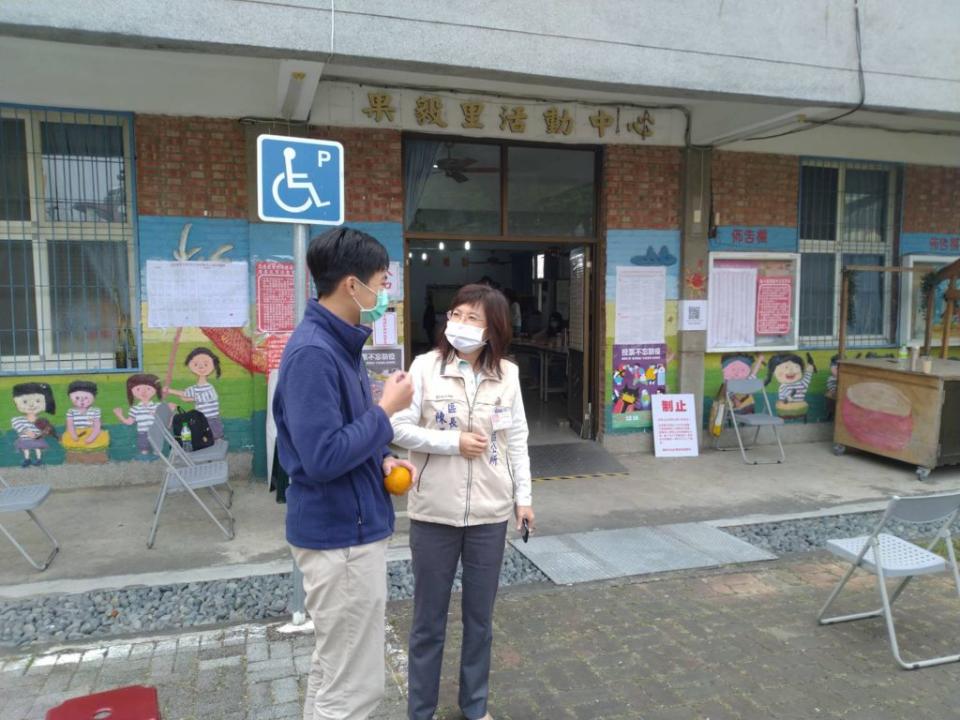 十八歲的田姓大學生（左）是公投首投族，向柳營區長陳玉惠分享心情。 （讀者提供）