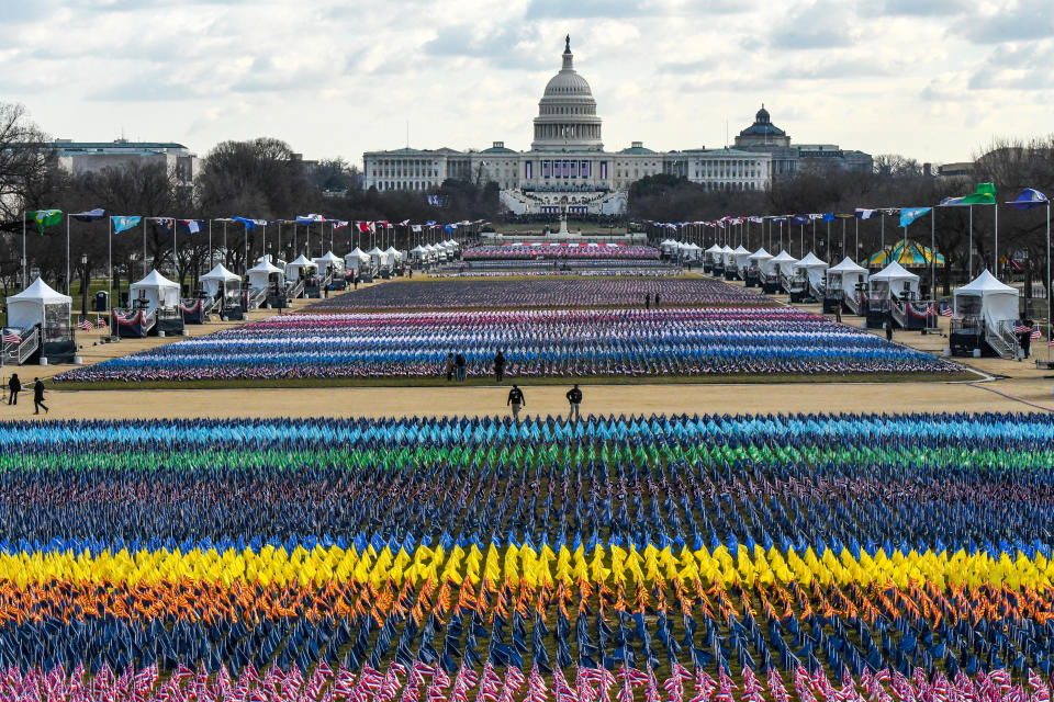 En 2021, por la pandemia y las amenazas tras el ataque al Capitolio, no se permitieron multitudes en el National Mall, que fue adornado con miles de banderas durante la inauguración de Joe Biden. (Photo by Stephanie Keith/Getty Images)