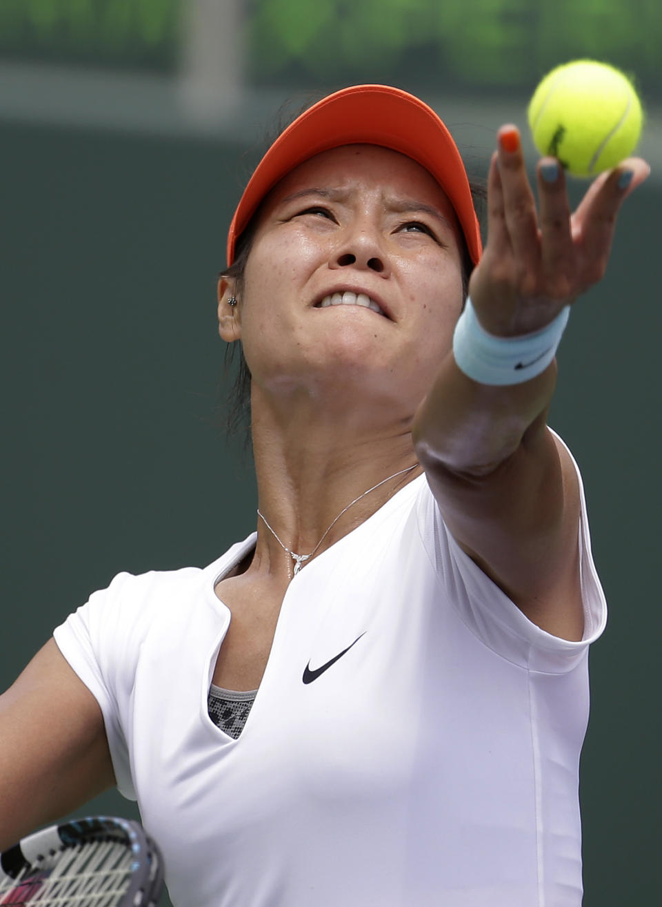 Li Na, of China, tosses the ball to serve to Serena Williams during the women's final at the Sony Open Tennis tournament, Saturday, March 29, 2014, in Key Biscayne, Fla. (AP Photo/Lynne Sladky)