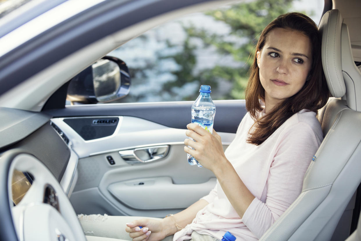 Man sollte immer welches dabei haben, aber im Auto kann es zur bis dato unbekannten Gefahrenquelle werden: Wasser in durchsichtigen Flaschen. (Symbolbild: Getty Images/Westend61)