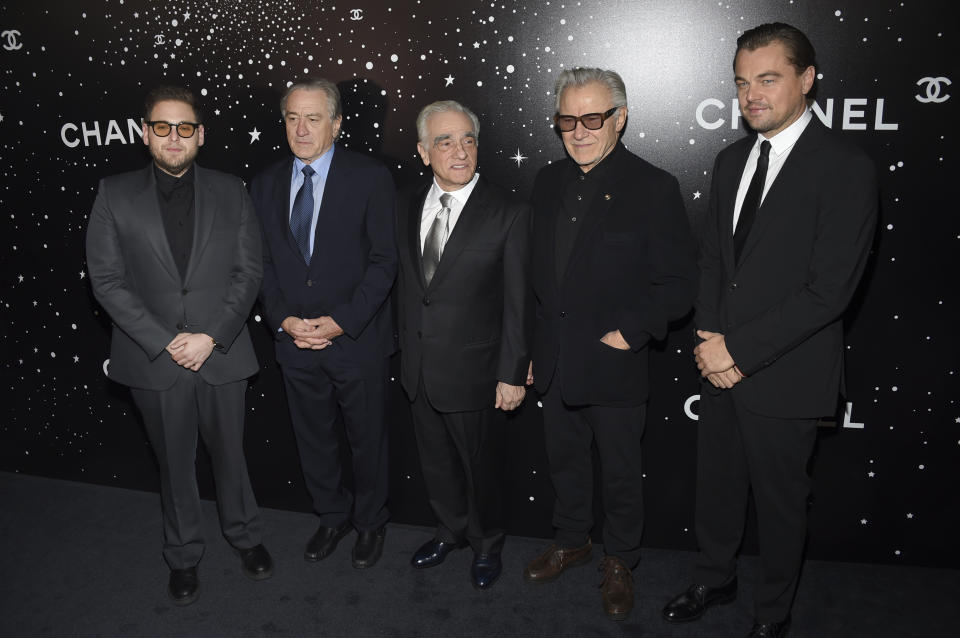 Martin Scorsese, centro, posa con Jonah Hill, izquierda, Robert De Niro, Harvey Keitel y Leonardo DiCaprio en la gala benéfica del Museo de Arte Moderno en honor a Scorsese, presentada por Chanel, el lunes 19 de noviembre de 2018 en Nueva York. (Foto Evan Agostini/Invision/AP)
