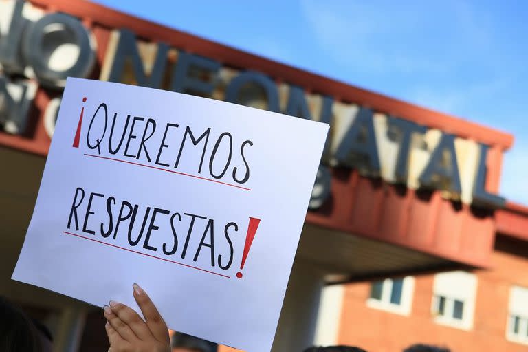 Reclamo de familiares de bebés muertos en hospital Neonatal de Córdoba.