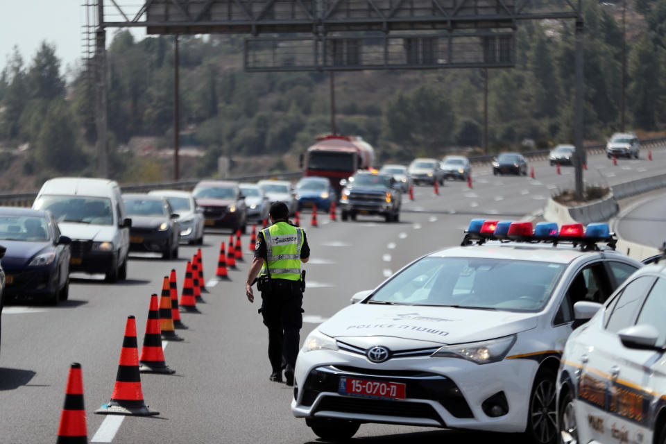 Polizisten erreichten auf einer Straße nach Jerusalem eine Sperre zur Durchsetzung des Lockdowns (Bild: Reuters/Ronen Zvulun)