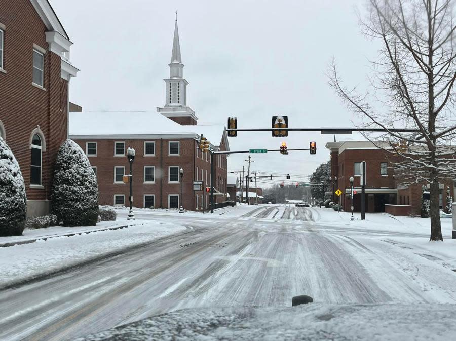 Snow on N. Dixie Avenue at E. Broad Street in Cookeville (Courtesy: Putnam County Emergency Management Agency)