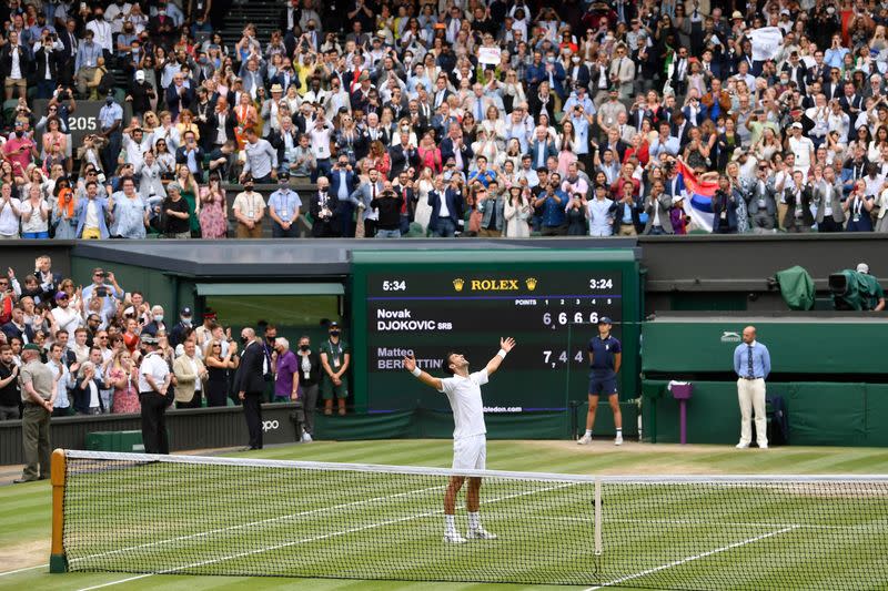 Foto del domingo del tenista de Serbia Novak Djokovic celebrando tras quedarse con el título en Wimbledon