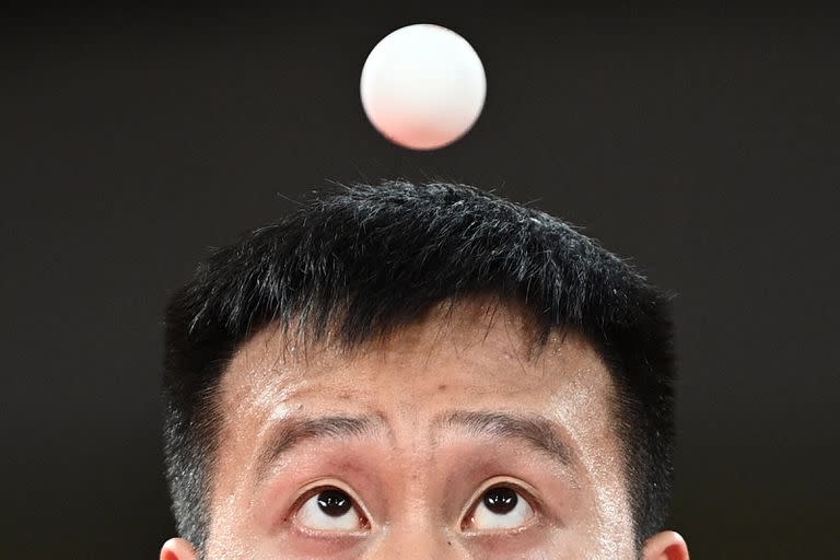 Yang Wang de Eslovaquia compite contra Dave Powell de Australia durante su partido de tenis de mesa de la segunda ronda de individuales masculinos en el Gimnasio Metropolitano de Tokio durante los Juegos Olímpicos de Tokio 2020 en Tokio el 26 de julio de 2021