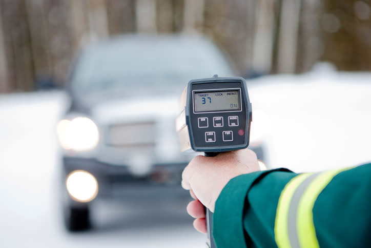 <p>Niente più imboscate: secondo la circolare del 7 agosto firmata da Roberto Sgalla, direttore delle Specialità della Polizia della Polizia (tra le quali anche la Stradale), gli autovelox e le postazioni per il controllo della velocità dovranno essere segnalate a dovere e collocate a un’adeguata distanza. </p>