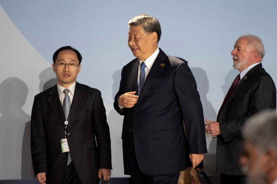 中國國家主席習近平和巴西總統魯拉（右）24日在約翰尼斯堡出席金磚記者會。路透社