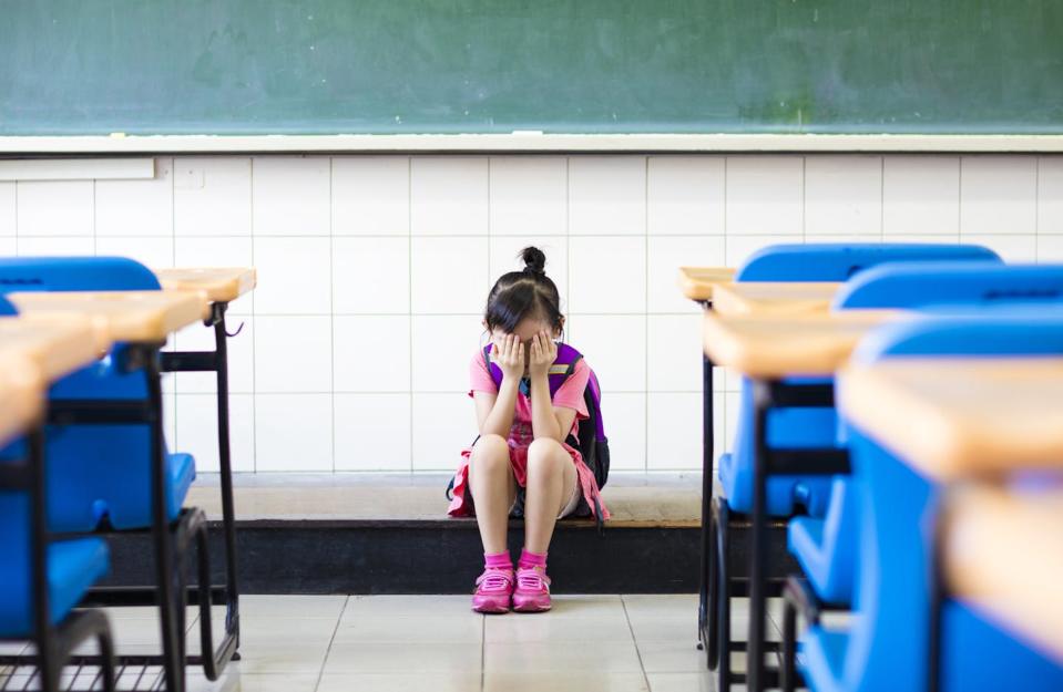 Dans un environnement parfois beaucoup moins préoccupés qu’eux par le dérèglement climatique, les jeunes peuvent avoir du mal à assumer leurs convictions écologiques. <a href="https://www.shutterstock.com/fr/image-photo/stress-girl-sitting-thinking-on-classroom-303878768" rel="nofollow noopener" target="_blank" data-ylk="slk:Tom Wang/Shutterstock;elm:context_link;itc:0;sec:content-canvas" class="link ">Tom Wang/Shutterstock</a>