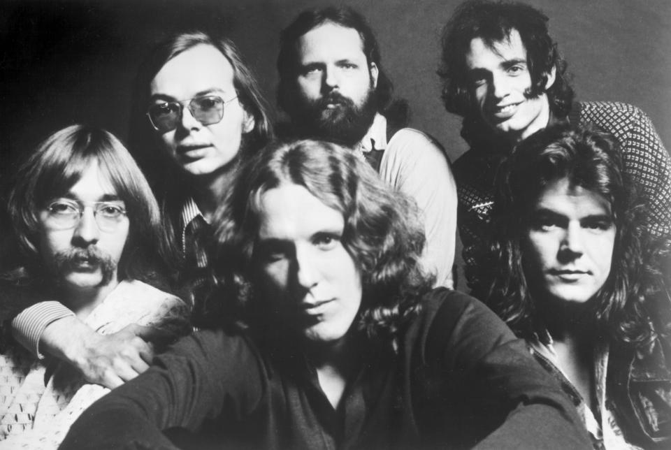 1972: (L-R)  Jeff 'Skunk' Baxter, Walter Becker, David Palmer, Denny Dias, Donald Fagen and Jim Hodder of the rock band 'Steely Dan' pose for a portrait in 1972. (Photo by Michael Ochs Archives/Getty Images) 