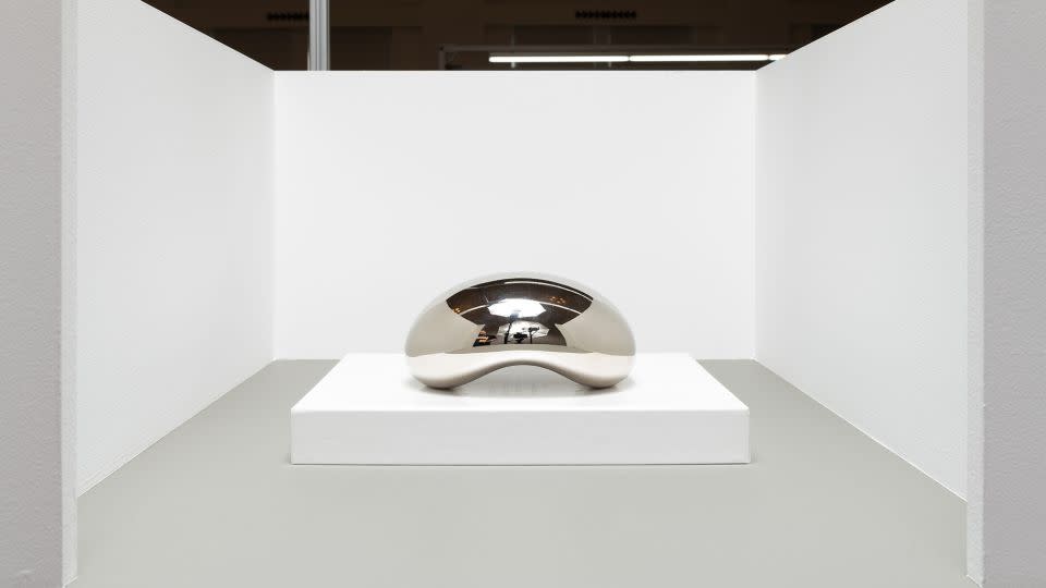 In 2023, the gallery Pickleman presented a tiny version of a Chicago landmark with this "mini bean" by Anish Kapoor. - Roland Miller/Barely Fair