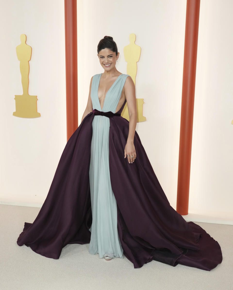 Monica Barbaro llega a los Oscar el domingo 12 de marzo de 2023 en el Teatro Dolby en Los Angeles. (Foto Jordan Strauss/Invision/AP)