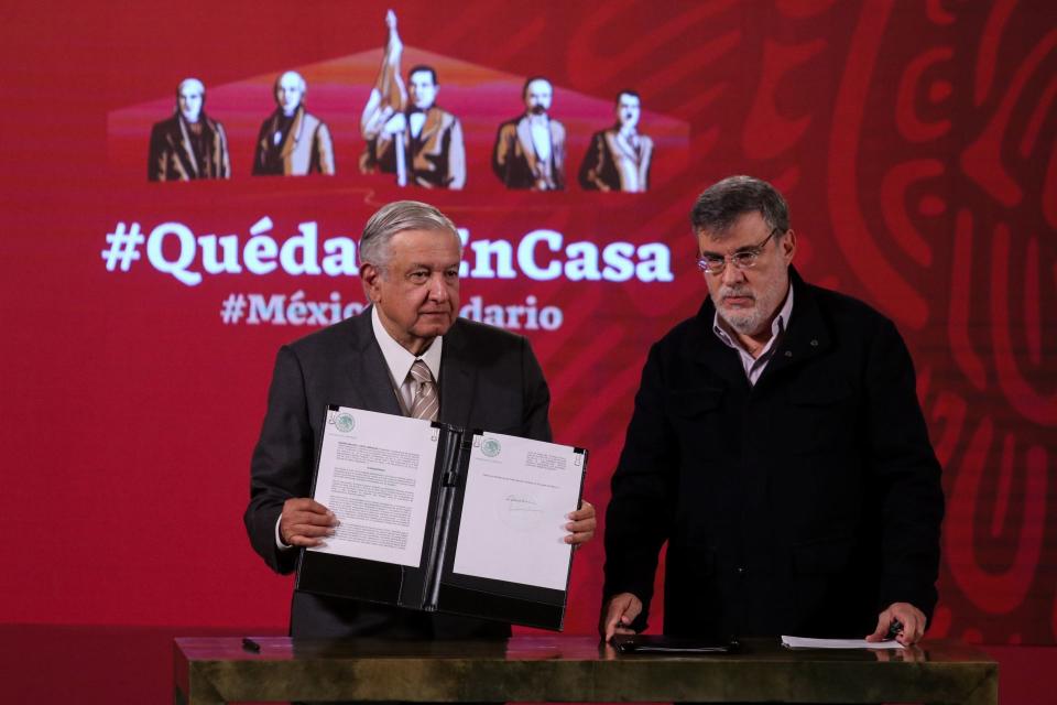 CIUDAD DE MÃXICO, 29OCTUBRE2020.- Durante la conferencia maÃ±anera del presidente AndrÃ©s Manuel LÃ³pez Obrador se realizÃ³ la firma del acuerdo con la Oficina de las Naciones Unidas de Servicios para ProyectosÂ (UNOPS) para la obtenciÃ³n de medicamentos. Esto con el fin de permitir a nuevas farmacÃ©uticas comercializar insumos mÃ©dicos dentro del territorio y no favorecer a sÃ³lo alguna empresas, afirmÃ³ el mandatario. Durante la conferencia estuvieron presentes: Julio Scherer Ibarra, consejero jurÃ­dico de la Presidencia; Arturo Herrera, secretario de Hacienda y CrÃ©dito PÃºblico (SHCP); Giuseppe Mancinelli, director regional adjunto para AmÃ©rica Latina y el Caribe de la UNOPS; Cristian Morales Fuhrimann, representante de la OrganizaciÃ³n Para la Salud (OPS) en MÃ©xico; Jorge Alcocer, secretario de Salud; Marcelo Ebrard, secretario de Relaciones Exteriores (SRE) y Hugo LÃ³pez-Gatell, subecretario de PrevenciÃ³n y PromociÃ³n a la Salud.  FOTO: GALO CAÃAS/CUARTOSCURO.COM