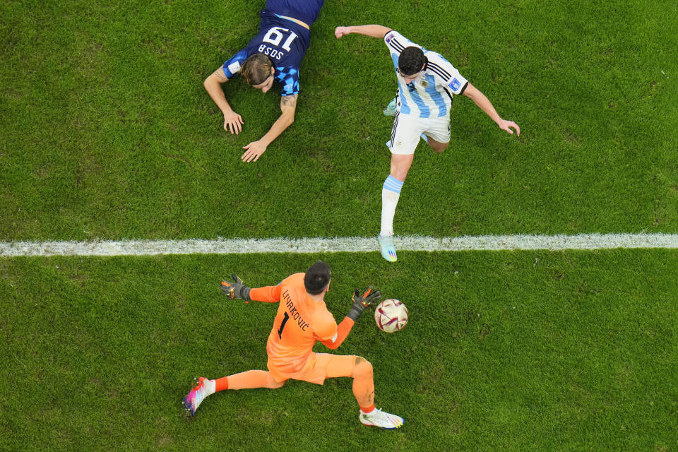 Julián Álvarez anota el segundo gol de Argentina ante Croacia en la semifinal de la Copa Mundial, el martes 13 de diciembre de 2022, en Lusail, Qatar. (AP Foto/Hassan Ammar)