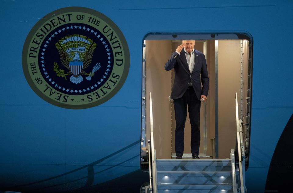 El presidente de Estados Unidos, Joe Biden, devuelve un saludo al subir al Air Force One para un viaje a Israel y Arabia Saudí, el martes 12 de julio de 2022. en la base aérea de Andrews, Maryland, EE.UU. (AP Foto/Gemunu Amarasinghe)