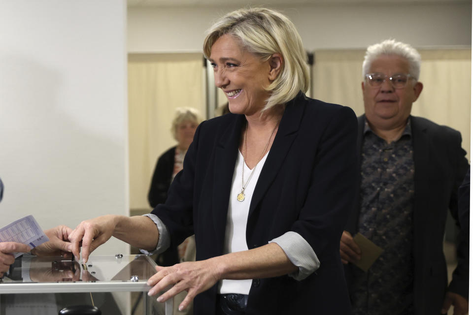 La líder ultraderechista francesa Marine Le Pen vota en las elecciones europeas el domingo 9 de junio de 2024 en Henin-Beaumont, en el norte de Francia. (AP Foto/Aurelien Morissard)