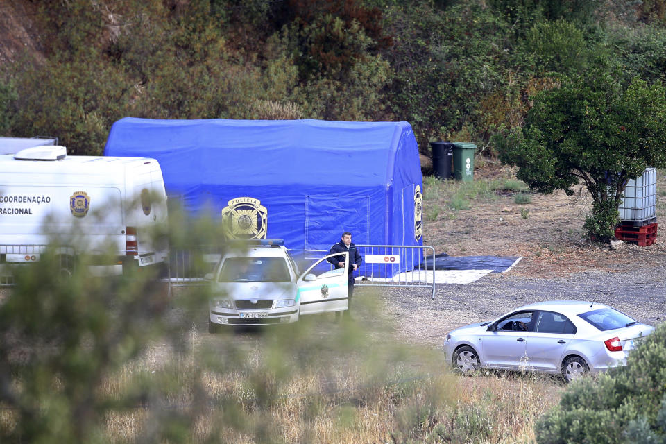 Am Montag wurde die Polizei dabei beobachtet, wie sie Zelte und Absperrungen in dem Gebiet errichtete, in dem die Dreijährige Maddie zuletzt lebend gesehen wurde. 