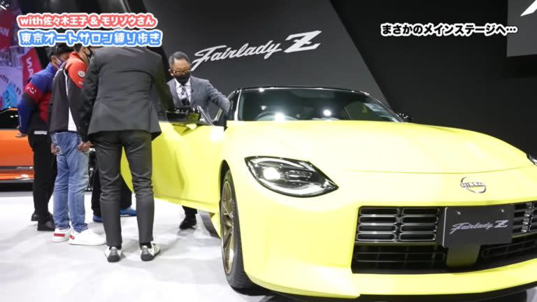 豐田章男去到Nissan攤位欣賞第7代Fairlady Z，聽到人員介紹Fairlady Z的引擎性能優於Toyota GR86與GR Supra後，不甘示弱地表示：「我們不會輸的！」(圖片來源/ Toyota影片截圖)