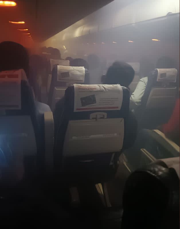 印度香料航空12日晚間機艙內冒出濃煙。（圖／翻攝自Srikanth Mulupala推特）